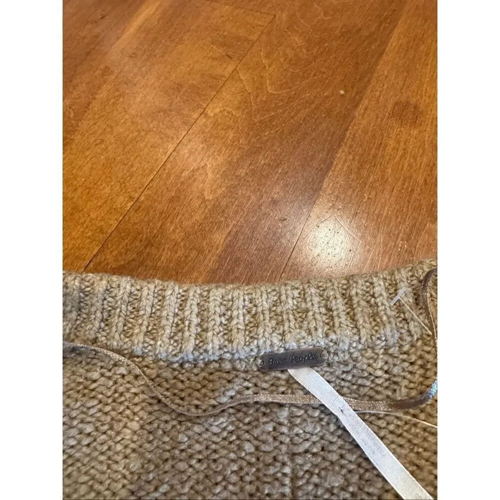 Woman’s free people sweater size small
